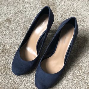 Kelly & Katie navy suede Isabella pump